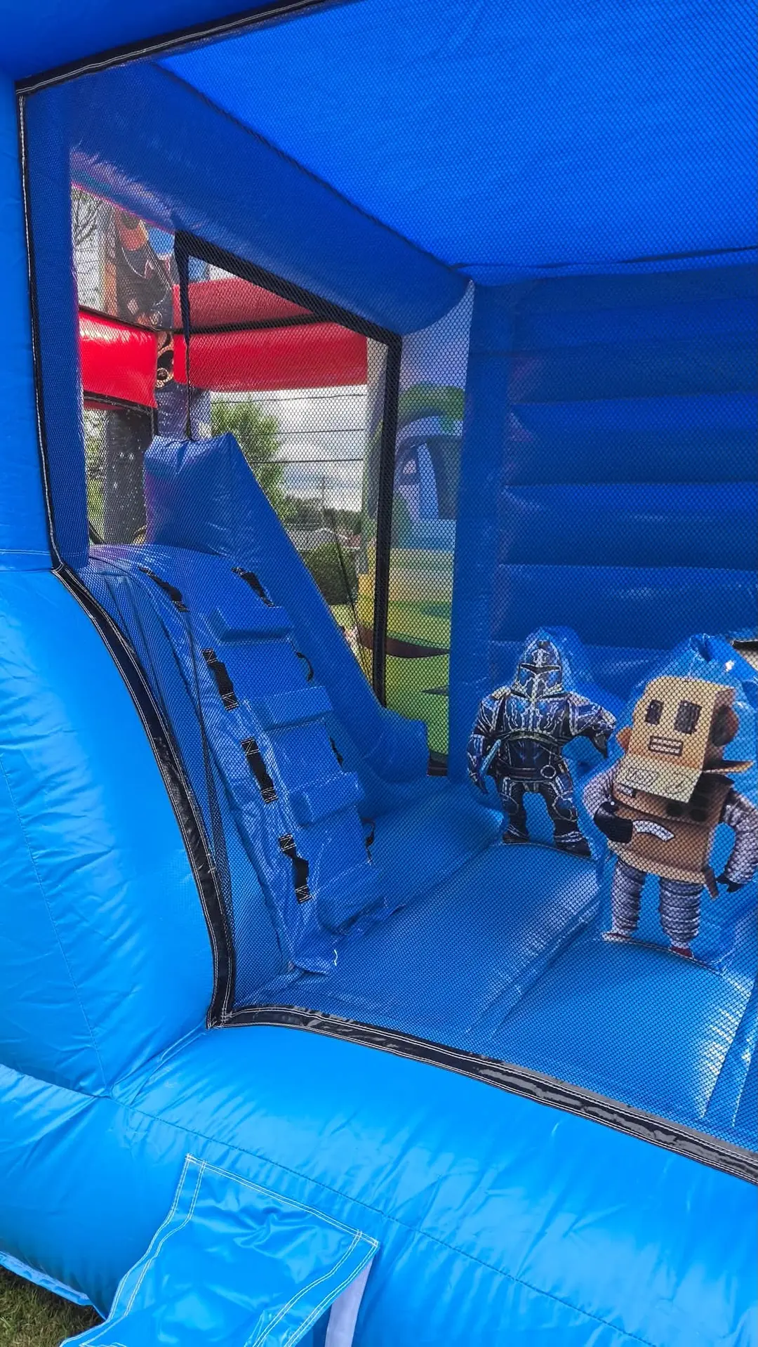 L’intérieur du jeu Roblox, avec les marches de la glissade et deux obstacles aux personnages de Roblox