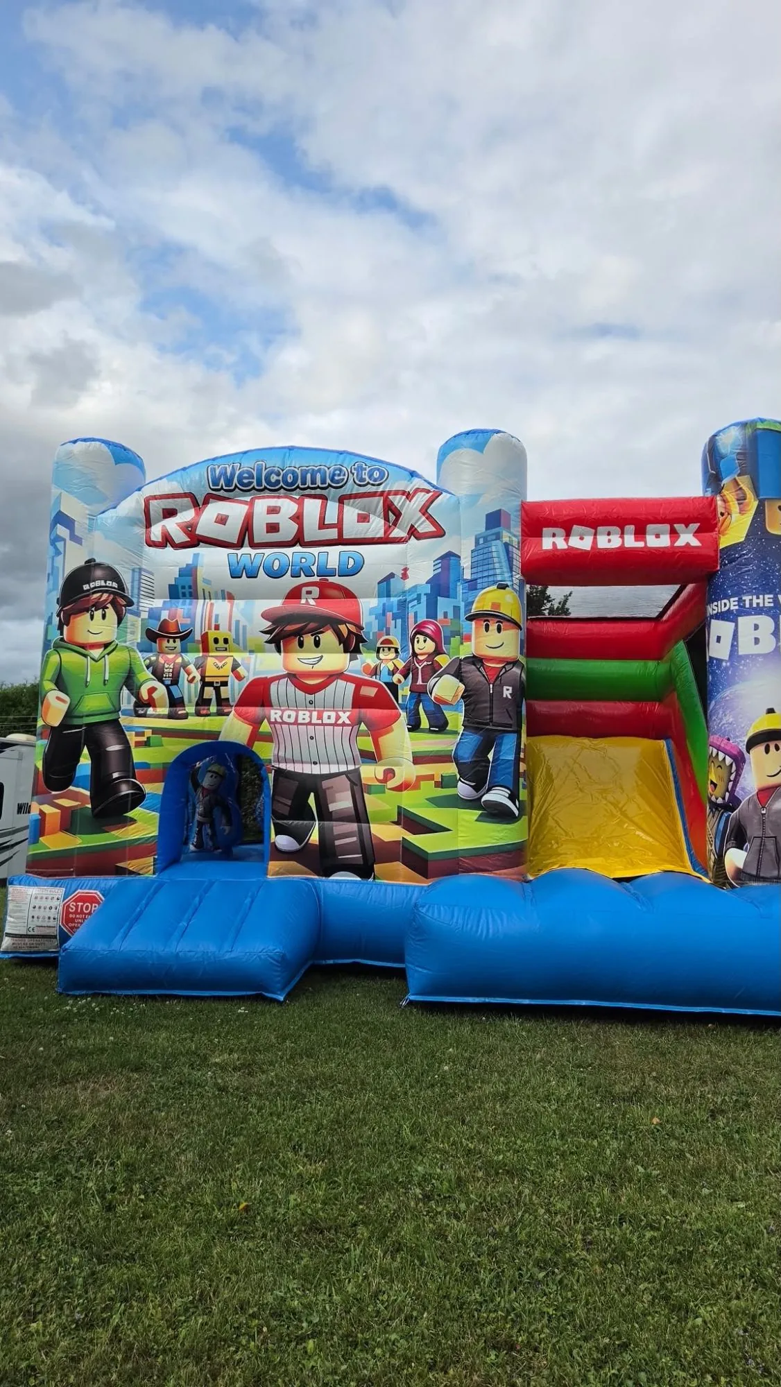 Le jeu Roblox installé sur le gazon, sous un grand ciel nuageux