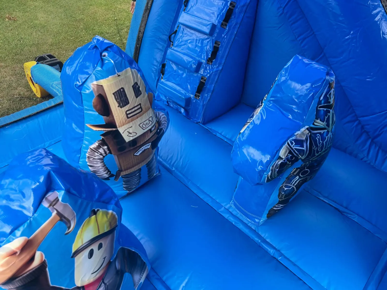 Les obstacles gonflables du jeu Roblox, vus d’en haut